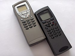 9110 Communicator oikealla, vasemmanpuoleinen puhelin on Nokia 9210 Communicator.