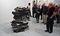 Anselm Kiefer, Shvirat Hakelim (El rompimiento de la vajilla), Museo de Arte de Tel Aviv, 2011. Los libros metálicos son alusiones a la cultura hebraica. Kiefer se interesa por el misticismo judío y la Cábala.