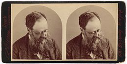 Portrait stéréoscopique de l'écrivain anglais Wilkie Collins (1824-1889), pris en 1874 par Napoléon Sarony (1821-1896).