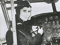 Diana Barnato Walker im Cockpit einer Airspeed Oxford (1944)