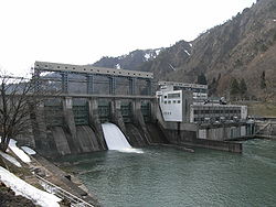 本名ダム（上）と上田ダム（下） 水利権を巡り東北地方対関東地方の激しい対立を招いた。