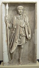 Légionnaire romain. Début du IIe siècle de notre ère. Marbre, H. 159 cm. Découvert à Pouzzoles, Italie.