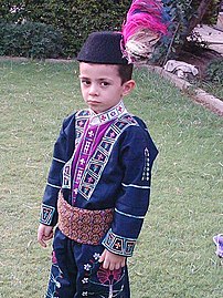 Ասորական երեխա, որը կրում է ավանդական հագուստ