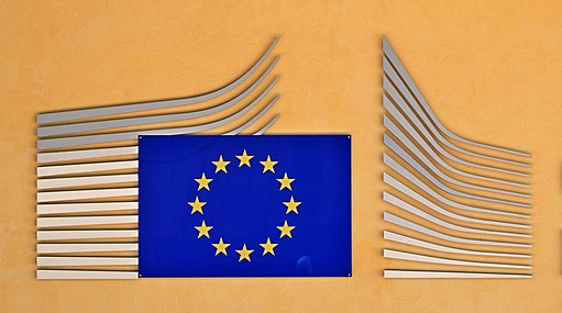 Das Logo der Europäischen Kommission am Eingang zum Berlaymont-Gebäude.