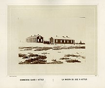 Dommerens gård i Kittilä. Bygninger med stillas for vedlikehold, antakelig - Norsk folkemuseum - NF.15006-131.jpg