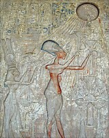 Faarao Akhenaten palvomassa Atonia.