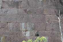 Detall dobra de maçoneria amb carreus ajustats en sec en un edifici del segle XII a prop de paramara, Índia