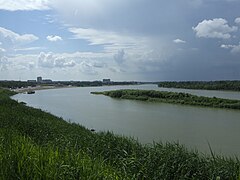 Vista de Pavlodar; en primer plano, el río Irtish