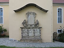 Das Denkmal am Turm der Kirche erinnert an drei „Pestschwestern“, die innerhalb kurzer Zeit starben.