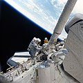 Гофман і Гріггс прикріплюють мухобойку до кінця Canadarm.