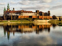 El castillo visto desde el Puente Dębnicki.