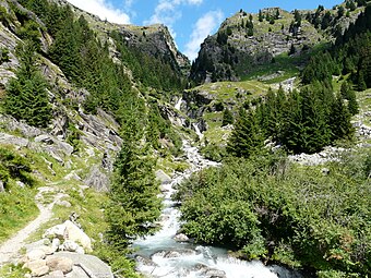 mit Bergwanderweg-Abschnitt bei der Nasereit-Hütte