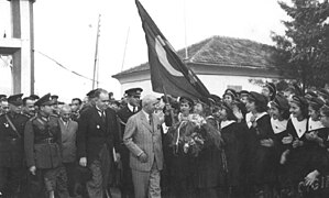 Ismet Inonu dhe oficerët ushtarakë turq ngrenë flamurin turk pas aneksimit turk të Hatajit, qershor 1939
