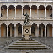 Carlos V y el Furor, de Leone Leoni y Pompeyo Leoni (encargada por el propio emperador en 1549, fue realizada entre 1551 y 1564); en el patio del Alcázar de Toledo (de Alonso de Covarrubias, 1535).