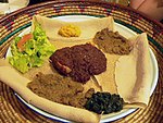 Cocina típica etíope y eritrea: Injera (pan fino parecido a un panqueque) y varios tipos de wat (estofado)