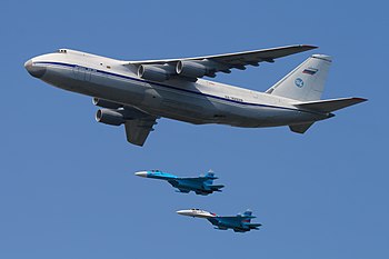 Transportní letoun Antonov An-124 Ruslan ve formaci se stíhačkami Suchoj Su-27 ruského letectva na moskevských oslavách Dne vítězství 2010