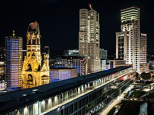 Tanawin ng Breitscheidplatz kasama ang Pang-alaalang Simbahan ni Kaiser Guillermo, Upper West na ginagawa, Zoofenster an Bikini-Haus noong 2016