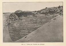 Terraplé de la calçada, després de l'excavació de Ludwig Borchardt