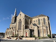 Cote-sud-Eglise-Saint-Pierre-et-Saint-Paul-de-Ploubalay-byRundvald.jpg