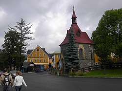 Lasimuseo ja kappeli Harrachovissa.