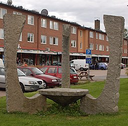 Kraftsamlaren av Lolo Funck Andersson, placerad i Vålbergs centrum 2002.