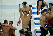 Michael Phelps ăn mừng chiếc huy chương vàng thứ 8 cùng đồng đội tại Olympic Bắc Kinh