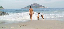 Một gia đình ở bãi biển Abricó, Brazil
