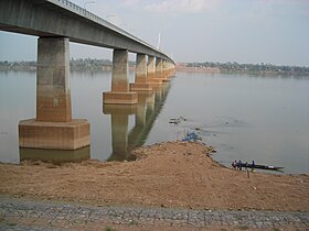 Vue du pont depuis la rive thaïlandaise