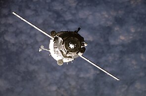 Sojuz TMA-10 lähestymässä ISS-avaruusasemaa.