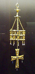 Corona y cruz votivas.