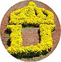 Plantering med gula blommor visande ett stort krönt U som står för Karl XI:s son Prins Ulrik vilken avled i späd ålder 1685 och namngav Ulriksdal.