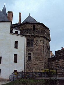 Photographie de la tour vue de côté depuis la cour.