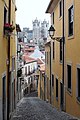Tipična ulica v starem mestnem jedru s pogledom na Sé do Porto