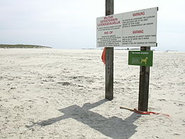 Op het strand aan de rand van het militair oefenterrein