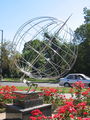 Le monument de la 17e 0longitude est, érigé par l'Association d'Urbanisme.