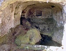Le Toron : grotte aménagée peut-être pour un antique culte des eaux.