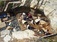 Fouilles en cours dans la grotte effondrée de Menez Dregan le 26 août 2015.