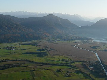 Kochel am See mit Loisach, im Hintergrund: Karwendelgebirge