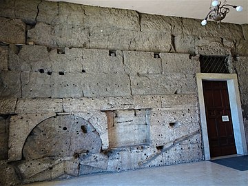 muur van de antieke blibliotheek waarin de basiliek werd ingericht