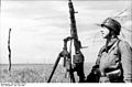 חייל פלשירמיאגר גרמני עם MG42 מכוון לשמיים בצרפת