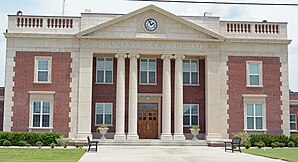 Charlton County Courthouse (2015). Das Courthouse entstand als viertes seiner Art im County im Jahr 1928 im Stile des Neoklassizismus. Im September 1980 wurde es als erstes Objekt des County in das NRHP eingetragen.[1]