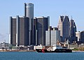 Construcción alrededor del Renaissance Center, el USCGC Hollyhock.