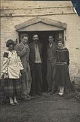 Dora Carrington, Ralph Partridge, Lytton Strachey, Oliver Strachey, and Frances Partridge, 1923