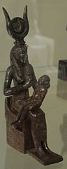 Isis allaitant Harpocrate (Horus enfant). Statuette de bronze. Basse époque, -665 / -330.