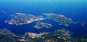 Archipel de la Madeleine : l'île de Caprera est à droite.