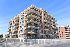 Building on Long Beach boardwalk