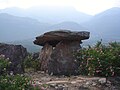 Dolmen opgericht in Marayur, Kerala, India.