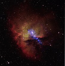 可見光（紅色、黃色）和X光（藍色）合成的NGC 281影像。