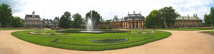 Panoramablick am barocken Lustgarten: Links des Brunnens liegt das Neue Palais, rechts ist das Wasserpalais zu erkennen.