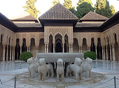 Patio de los Leones (1377-1390) en la Alhambra de Granada, ejemplo de arte nazarí.